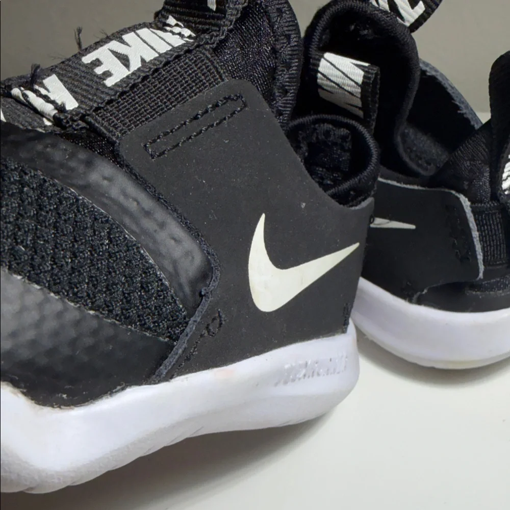 Nike sleek black